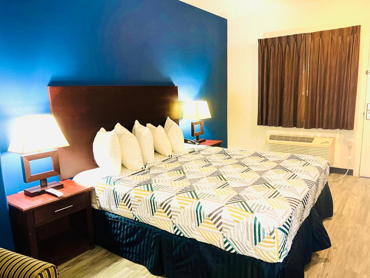 Baymont By Wyndham Ridgecrest Motel Екстериор снимка