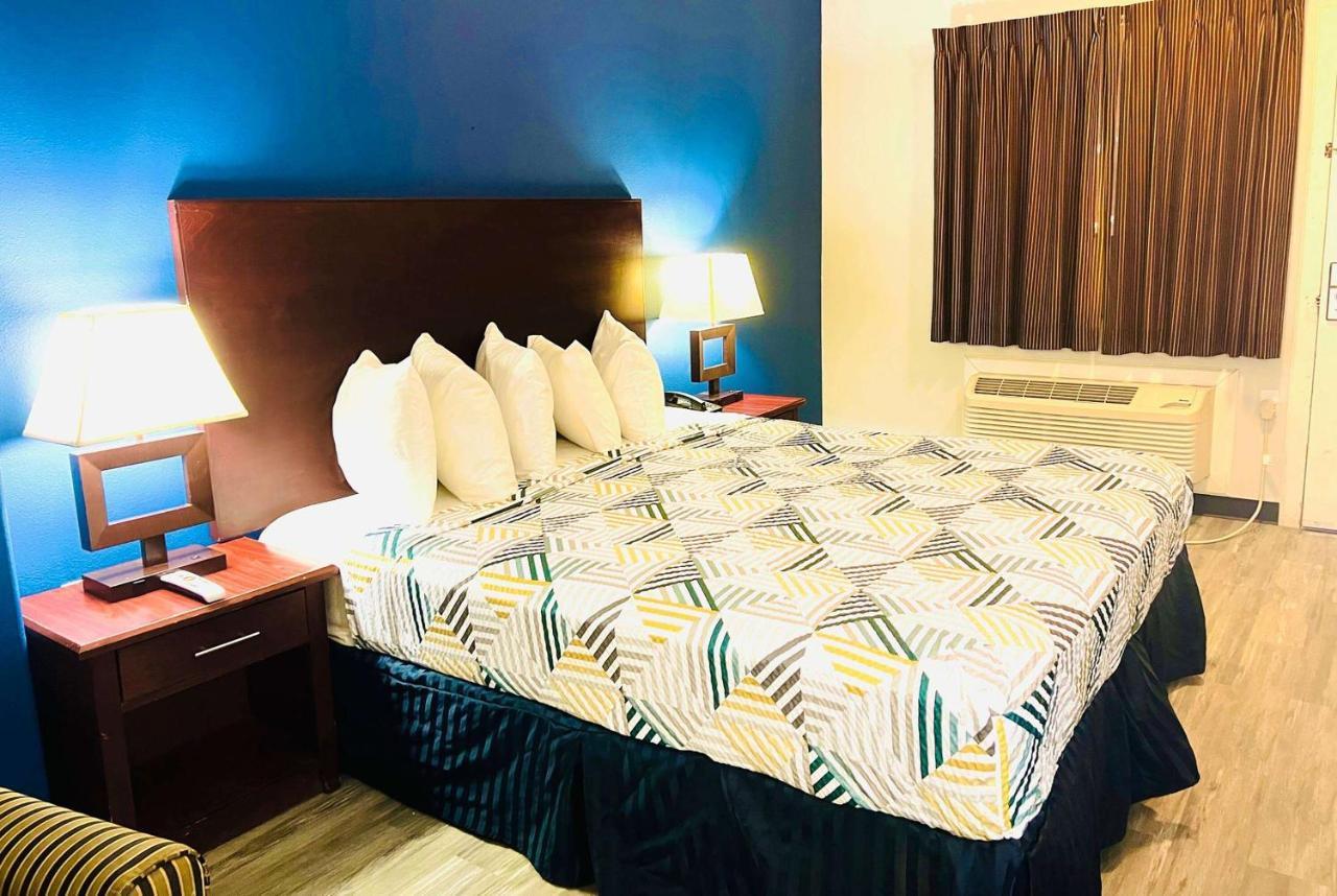 Baymont By Wyndham Ridgecrest Motel Екстериор снимка